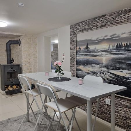 Moonlight - Trevlig Kallarlagenhet Apartment Broby Екстериор снимка