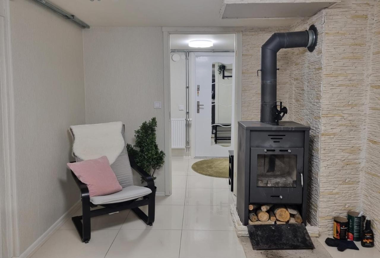 Moonlight - Trevlig Kallarlagenhet Apartment Broby Екстериор снимка
